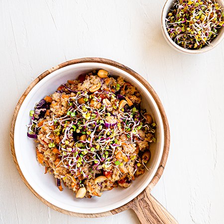 Salade de quinoa avec des germes de radis